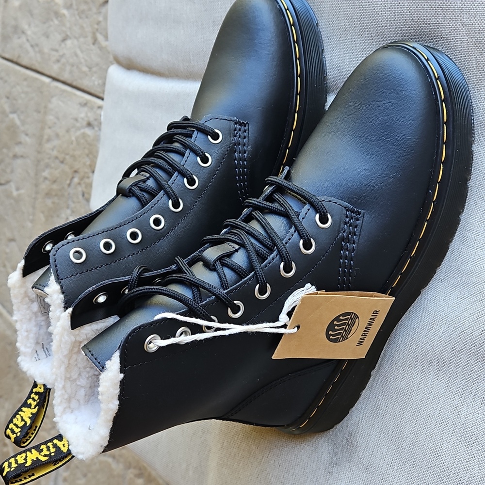 Dr Martens Black Leather Zavala Fleece Lined Boots Men's 6, Woman's 7 NWT